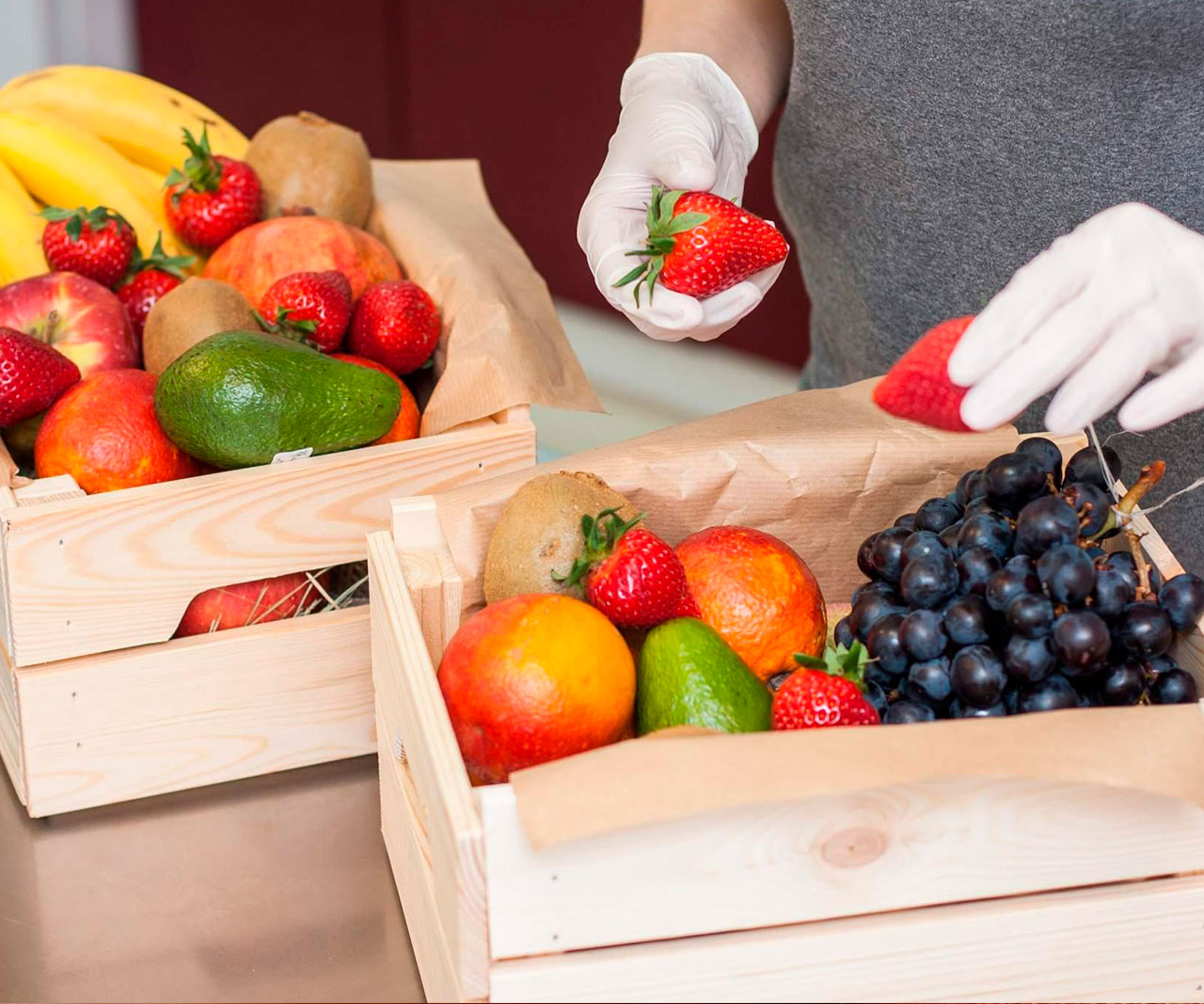 Коробка с овощами и фруктами
